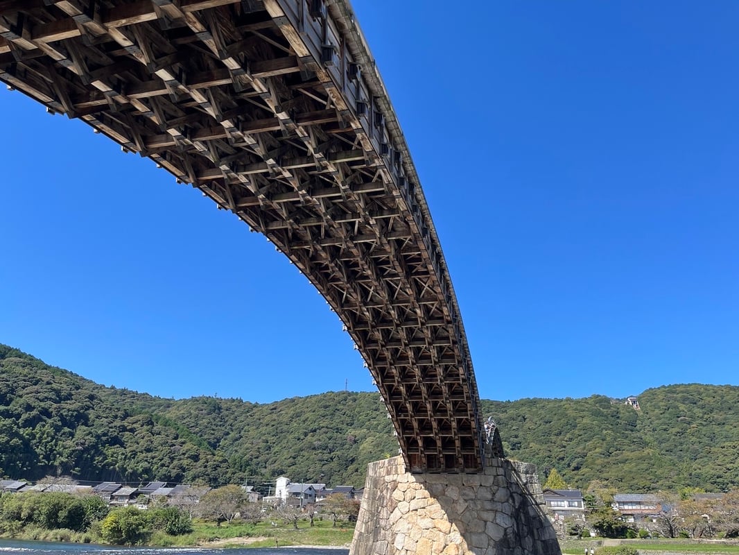 蓝天和锦带桥，景色格外美丽。